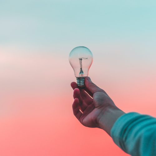 Une ampoule représentant de nouvelles idées et l'entrepreneuriat